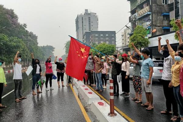 سوزاندن پرچم چین در اعتراضات میانمار