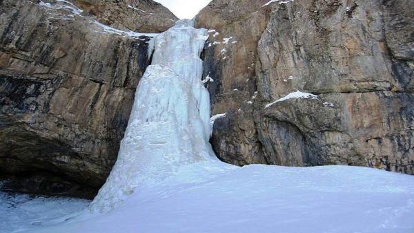 آبشارخانه سفید درود با پوشش برفی