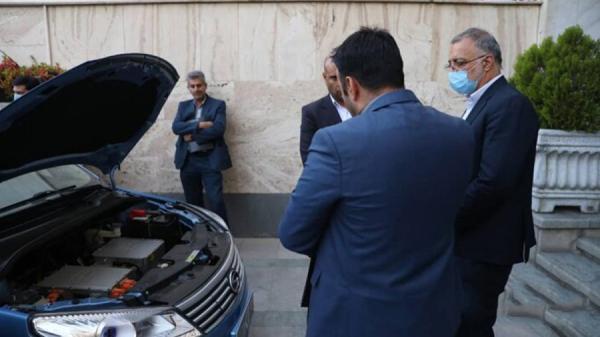 شهردار تهران از یک خودروی برقی بازدید کرد