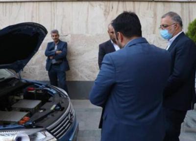 شهردار تهران از یک خودروی برقی بازدید کرد