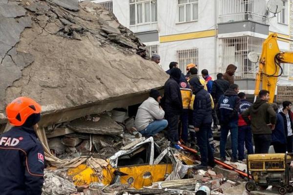 ببینید ، نجات خانواده خوش شانس از زیر آوار زلزله شدید ترکیه
